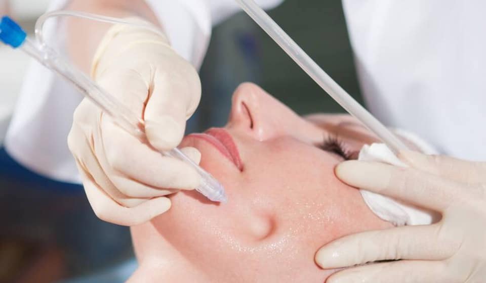 Oxybrazja  to nowoczesna metoda łącząca peeling mechaniczny ze strumieniem tlenu oraz soli fizjologicznej.
